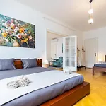 Charles Bridge Historic Centre Elegant Spacious Prag