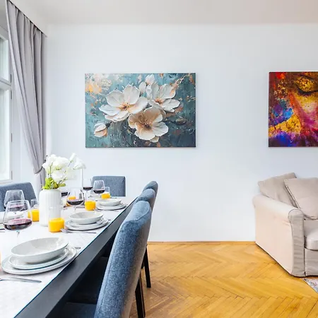 Charles Bridge Historic Centre Elegant Spacious Apartament *