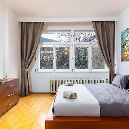 Charles Bridge Historic Centre Elegant Spacious Prag