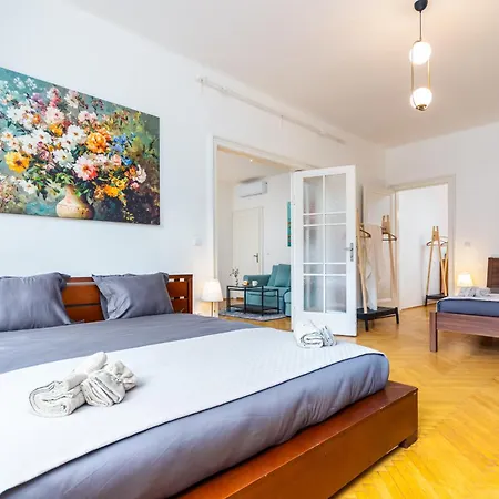 Charles Bridge Historic Centre Elegant Spacious Prague